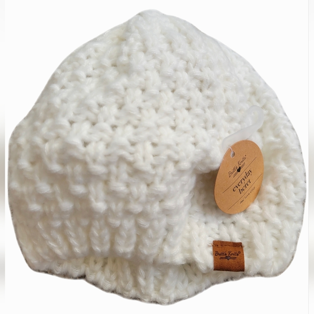White Knit Beret Hat. NWT. Soft.
